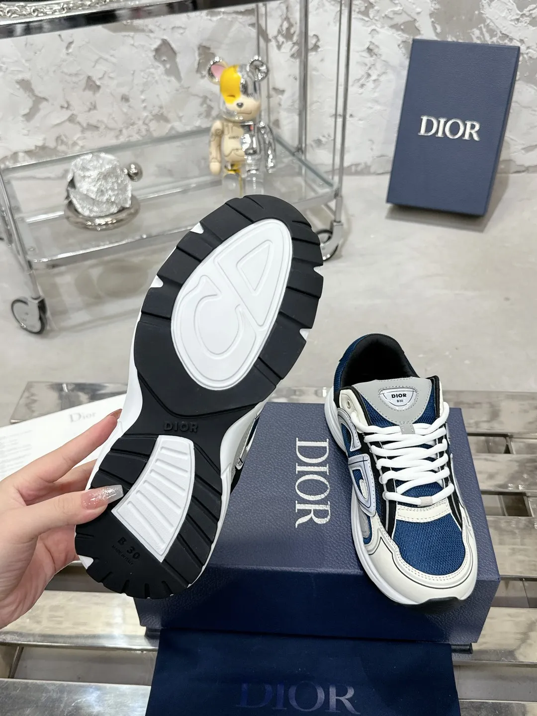 Men's men's shoes 💰600❤️❤️❤️High version Dior Dior's latest color matching B30 series reflective dad sneakers original 17380💰 purchased for development and production Brand new B30 sneakers Dad Shoes style shoes that follow the trend of the retro market The Dior logo on the tongue also indicates that this pair of shoes is the B30 model! B30 uses fine-textured leather and mesh cloth materials to form a shoe body. There are conspicuous letters CD on both sides of the shoe body to indicate identity. Many lines on the shoe body outline details to make the shoes look less monotonous and full of retro flavor. The delivery counter is exquisitely packaged🛍📦 ▪️Fabric: Original customized technical fabric + mesh ▪️Inner lining: Customized breathable lining ▪️Outsole: Original molded IP foam + TPU outsole ▪️Sole thickness: 3.5CM ▪️Size: Women’s size 35-40 / Men’s size 39-46